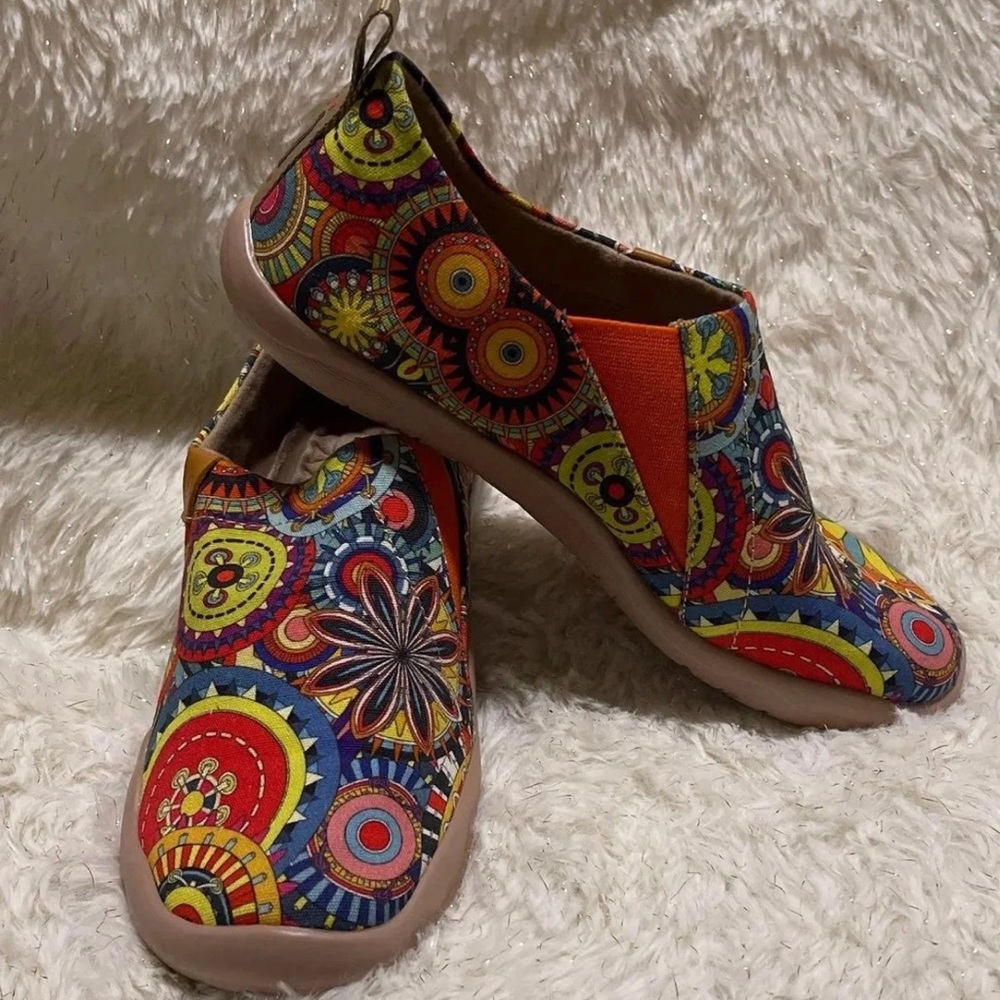 UIN U in Story sz 6.5 Painted Canvas Super lightweight slip on
